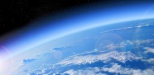 Sebutkan 3 (tiga) manfaat lapisan ozon bagi kehidupan di Bumi!